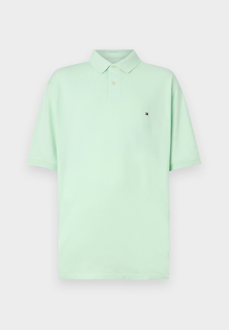 Lys myntegrønn polo skjorte laget av myk stoff. Har klassisk krage, korte ermer, og en liten logo på venstre bryst.