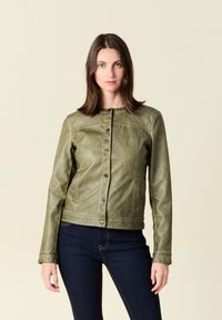 Giacca in pelle verde oliva con taglio dritto, bottoni a pressione e dettagli delle cuciture. Maniche lunghe e colletto arrotondato.