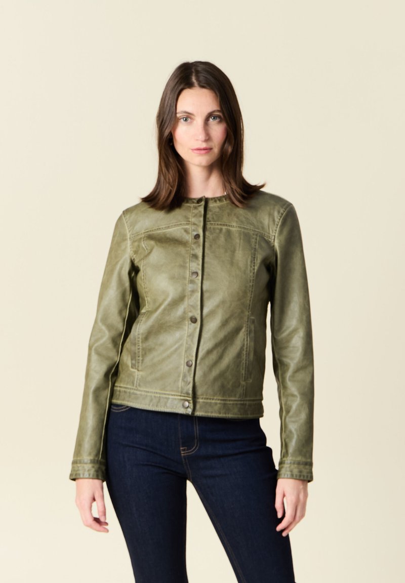 Giacca in pelle verde oliva con taglio dritto, bottoni a pressione e dettagli delle cuciture. Maniche lunghe e colletto arrotondato.