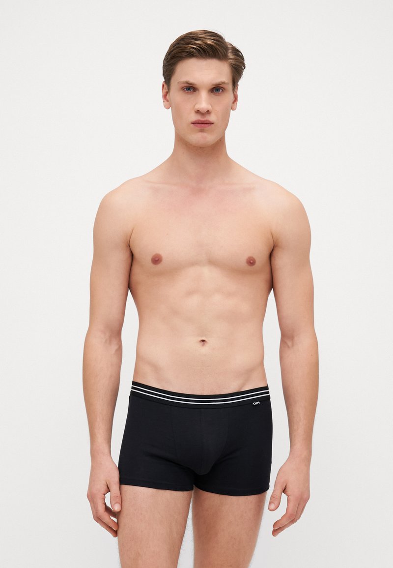 Schwarze Boxershorts aus weichem Stoff, mit einer taillierten Passform und einem kontrastierenden gestreiften Bündchen. Glatte Textur, keine sichtbaren Muster.