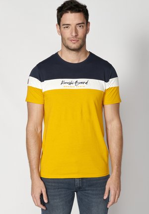Geel en marineblauw gestreepte t-shirt van katoen, met een ronde hals, korte mouwen en een logo in het wit gedrukt op de borst.