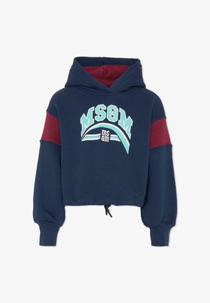 Navyblauwe cropped hoodie met rode accenten, voorzien van een grafisch logo aan de voorkant, een trekkoord onderaan en ribbelboorden. Zacht, textuurstof.