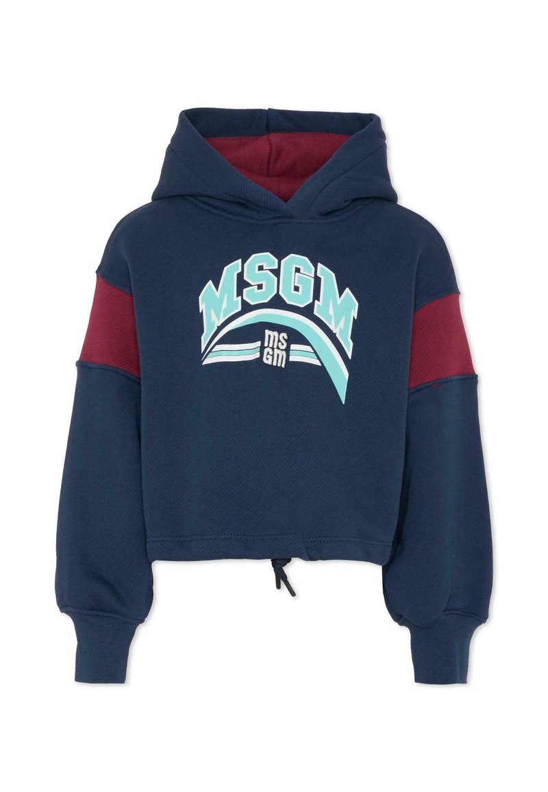Navyblauwe cropped hoodie met rode accenten, voorzien van een grafisch logo aan de voorkant, een trekkoord onderaan en ribbelboorden. Zacht, textuurstof.