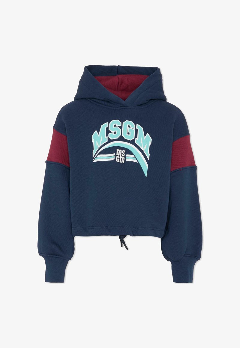 Navyblauwe cropped hoodie met rode accenten, voorzien van een grafisch logo aan de voorkant, een trekkoord onderaan en ribbelboorden. Zacht, textuurstof.