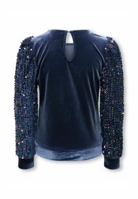 Top de terciopelo azul marino de manga larga con mangas adornadas con brillantes lentejuelas y un detalle de abertura en la parte posterior. Textura suave y diseño ajustado.