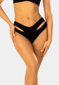 Czarne wysokie bikini z wycięciami na biodrach, wykonane z gładkiego, elastycznego materiału, z elastycznym pasem.