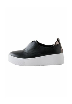 Sort slip-on sneaker med tekstureret læderoverdel, tyk hvid platformsål og metalhæltab, vist fra siden på hvid baggrund.