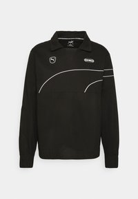 Pullover nero a maniche lunghe con colletto, caratterizzato da linee curve bianche e loghi sul petto e sulla manica. Realizzato in un tessuto liscio.