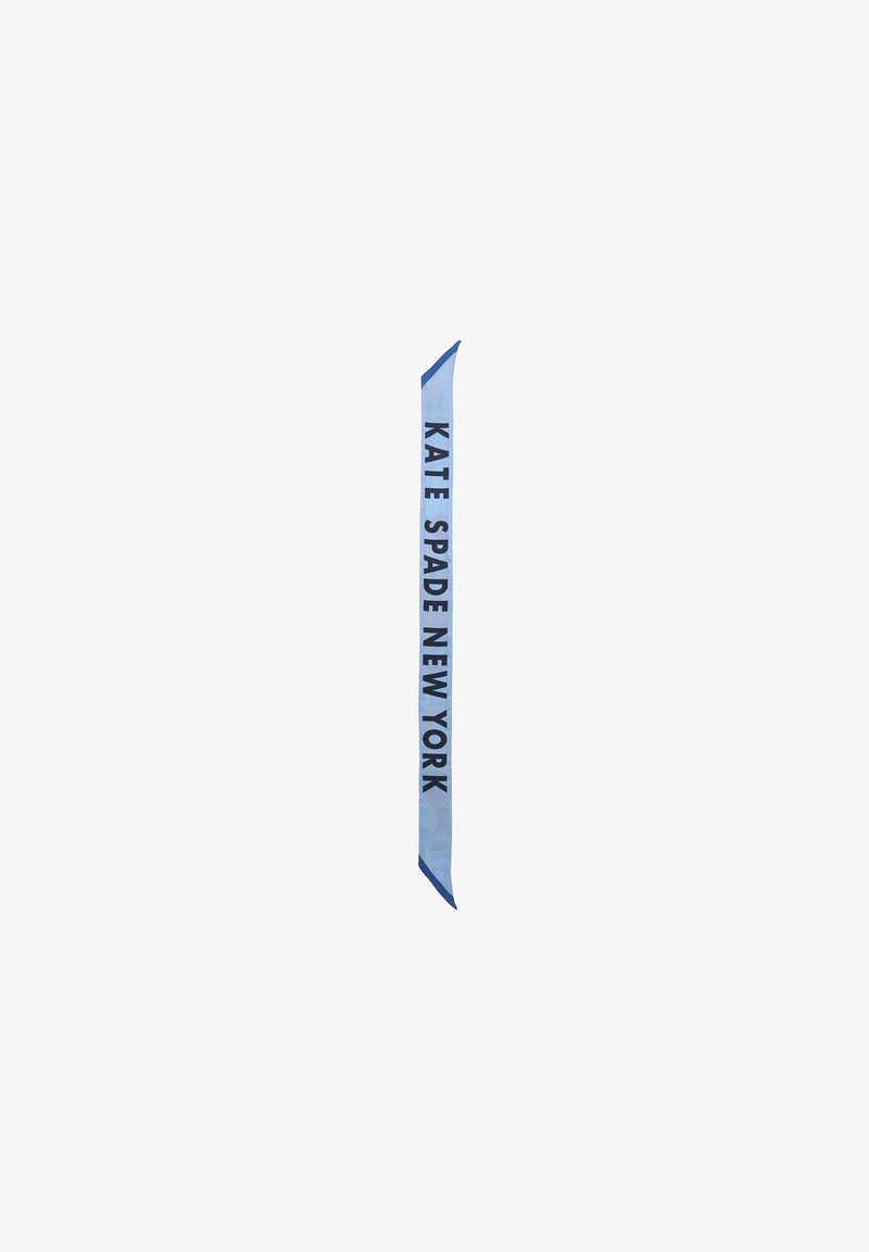 Blaues Satinsband mit "KATE SPADE NEW YORK" in fetten schwarzen Buchstaben bedruckt, mit einer glatten Textur und spitzen Enden.