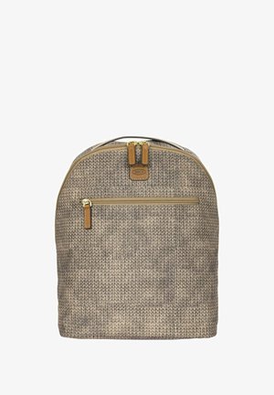 Sac à dos texturé beige et brun avec un dessus arrondi, équipé de quincaillerie dorée, d'une poche zippée sur le devant et d'un patch logo.