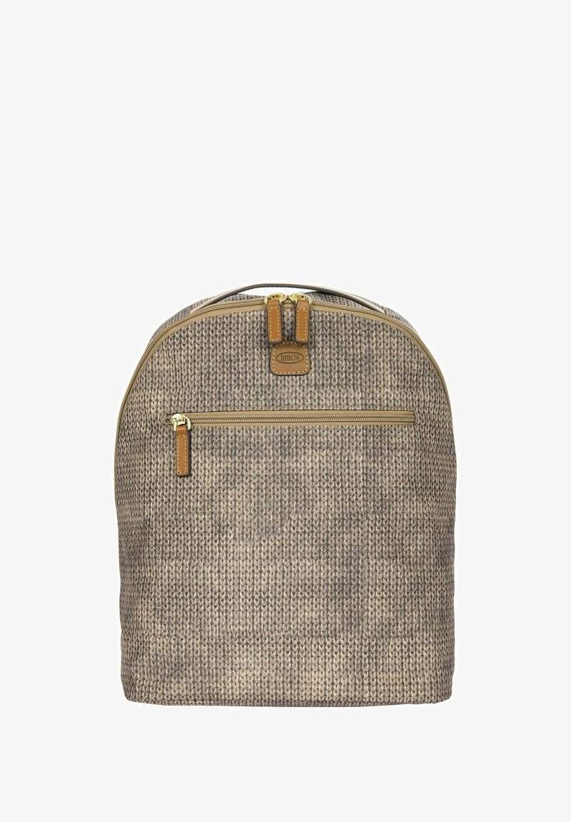 Sac à dos texturé beige et brun avec un dessus arrondi, équipé de quincaillerie dorée, d'une poche zippée sur le devant et d'un patch logo.