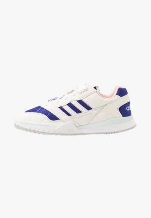 A.R. TRAINER - Sneakers basse - offwhite/footwear white/real purple