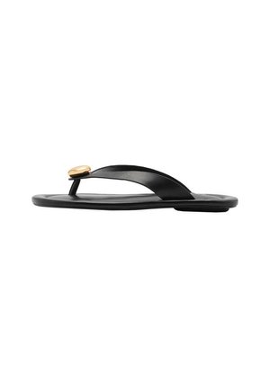 Tongs plates noires avec large bride et petit accent rond doré près du pied de la lanière, vues de profil sur fond blanc.
