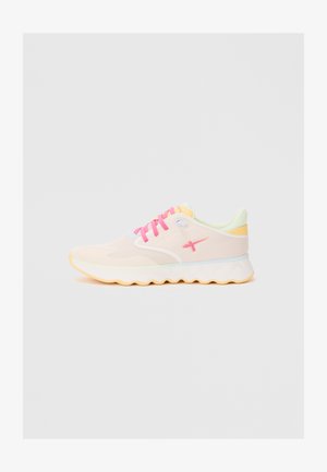 Lichtroze sport schoenen met een gestructureerde mesh bovenkant, felle roze veters en een golvende, witte rubberen zool versierd met gele en mintgroene details.