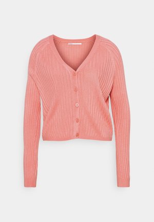 Rosa gerippter Cardigan mit V-Ausschnitt, fünf Knöpfen vorne und langen Ärmeln. Der Stoff ist weich und leicht.