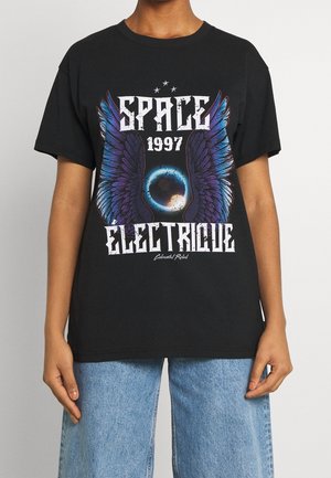 Czarny bawełniany t-shirt z graficznym wzorem przedstawiającym fioletowe skrzydła i planetę, z tekstem "SPACE 1997 ELECTRIQUE" w pogrubionej białej czcionce.
