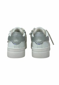 Sneakers bianchi con una finitura liscia, dettagli argentati, cerniere sui lati e suola in gomma strutturata. "LOVE" impresso sul retro.