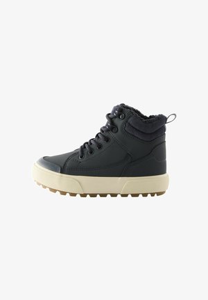 Sneaker alta nera con suola spessa beige, collo imbottito e chiusura con lacci davanti su sfondo bianco.