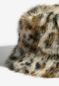 Leopardenmuster-Faux-Fur-Bucket-Hut, runde Form mit einer weichen, strukturierten Oberfläche, die dunkle und helle braune Flecken aufweist, und einem plüschigen, flauschigen Gefühl.