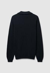 Schwarzer gestrickter Pullover mit Kragen, langen Ärmeln und geripptem Saum. Die Textur wirkt glatt und dicht.