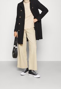 Molly Bracken Sweter