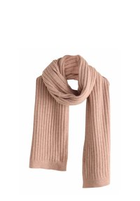 Geribbelde roze sjaal gemaakt van zacht materiaal, met een lange, rechthoekige vorm en textuur met verticale ribbels over de gehele lengte.