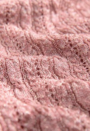 Texturált rózsaszín kötött szövet csillogó szállal, hullám mintával és puha, részletgazdag kidolgozással, amely finom megjelenést kölcsönöz.