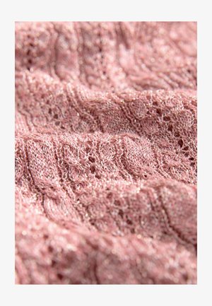 Roosa soonikkoeline kangas helendava niidiga, millel on laineline muster ja pehme, keerukas detailirohkus, mis loob õrna välimuse.