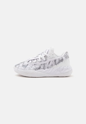 Chaussure de sport blanche avec motif gris marbré, semelle texturée et lacets blancs, vue de profil sur fond uni.