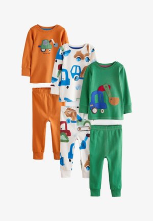 Trys vaikų ilgarankovių marškinėlių ir kelnių komplektai su statybos transporto dizainais oranžinės, baltos su daugiomis spalvomis ir žalios spalvos schemomis.