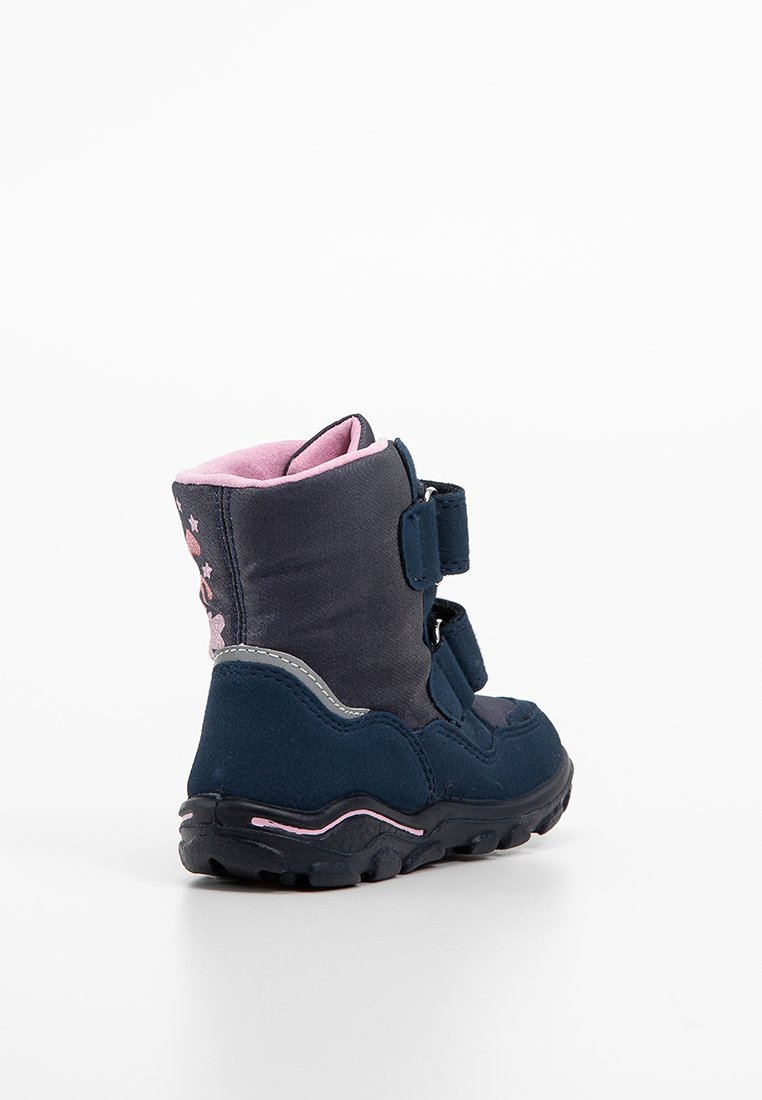 Marineblaue Winterstiefel mit weichem rosa Fleece-Futter, zwei Klettverschlüssen und dekorativen floralen Akzenten auf der Rückseite sowie einer strukturierten Gummisohle.