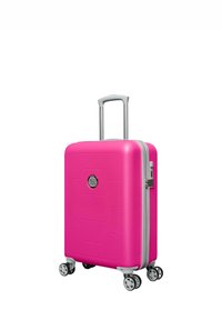 Harde, roze koffer met een hexagonaal patroon, uitschuifbare zilveren handgreep en vier wielen voor gemakkelijke mobiliteit. Ritssluiting en logo-detail.