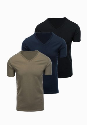 Trois t-shirts à manches courtes encolure en V superposés, couleurs de l'avant vers l'arrière : vert olive, bleu marine et noir, sur fond blanc.