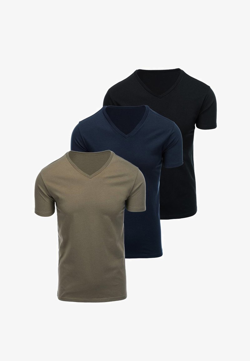 Drei kurzärmelige V-Ausschnitt-T-Shirts übereinandergelegt, Farben von vorne nach hinten: Olivgrün, Marineblau und Schwarz, auf weißem Hintergrund.
