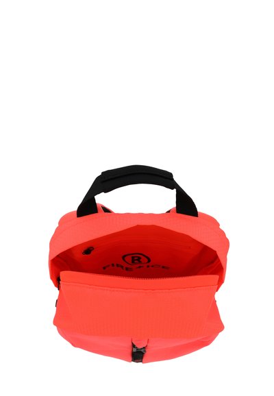 Zaino arancione brillante con tessuto testurizzato, chiusura con zip, manico superiore e stampa del logo all'interno. Presenta un ampio scomparto principale e una tasca frontale.