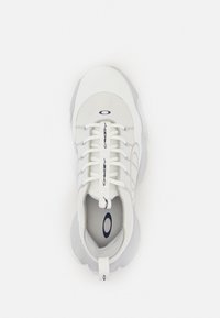 Weißer Sportschuh mit Mesh-Obermaterial, runder Zehenpartie, Schnürsenkeln und gepolsterter Einlegesohle. Verfügt über eine graue Gummisohle und ein Akzentlogo an der Seite.