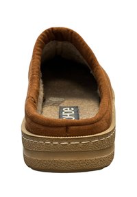 Bruine suède instap-schoen met een zachte, geprofileerde binnenvoering, flexibele zool en contrasterende tan rubberen buitenzool. Etiket zichtbaar op de binnenzool.