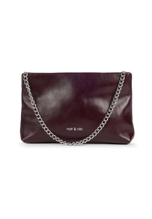 Pochette rectangulaire en cuir bordeaux foncé avec bandoulière chaîne argentée et petit logo blanc "nat & nin" centré sur l'avant.