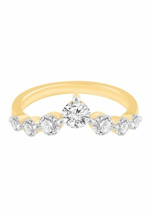 Anillo de oro con siete diamantes de talla redonda de distintos tamaños, colocados en fila a lo largo de la banda.