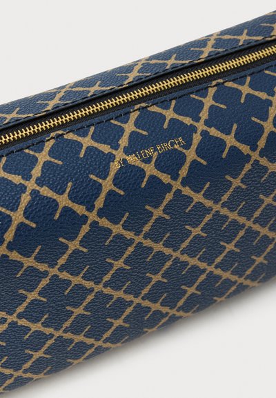 Τσάντα από δερματίνη σε ναυτικό μπλε με υφή, με γεωμετρικό χρυσό σχέδιο, χρυστό φερμουάρ και ανάγλυφο λογότυπο στο πλάι.
