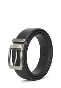 Cintura in pelle nera con fibbia in metallo argentato. La fibbia presenta un design classico con una finitura liscia e un perno per la chiusura.