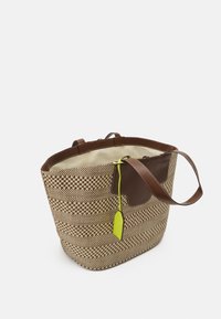 Sac fourre-tout marron à carreaux avec des anses larges marron foncé et une étiquette suspendue jaune vif, présenté vide sur un fond blanc.