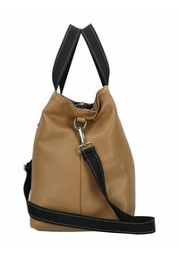 Sac à main en cuir tan avec une surface texturée, doté d'une bandoulière en nylon noir avec des coutures blanches et un clip en argent. Fermeture zippée en haut.
