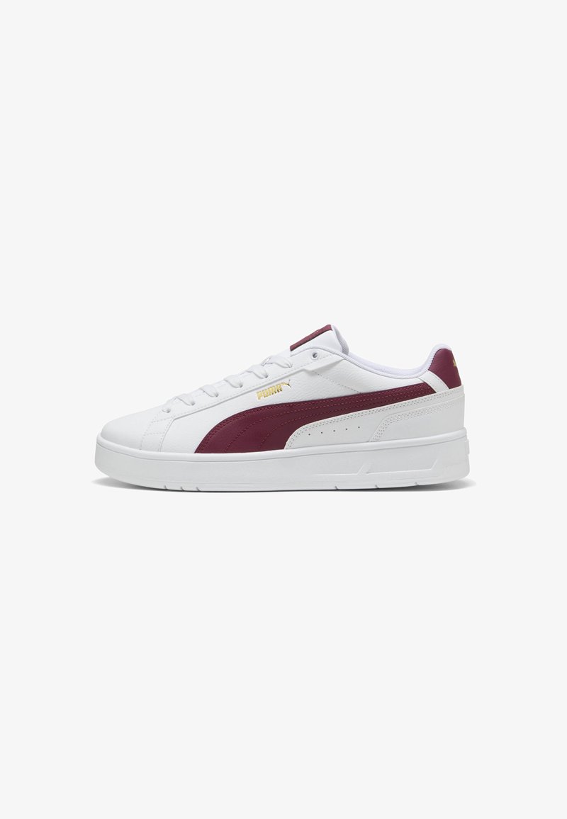 Witte sneaker met bordeaux accenten, glad leren bovenwerk, ronde neus, platte zool en vetersluiting. Bevat een logo nabij de hak.