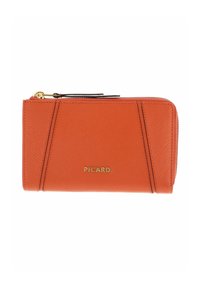 Portefeuille texturé orange avec ferrures dorées, équipé d'une fermeture éclair et d'accents de design triangulaires. Le nom de la marque "PICARD" est embossé en or.