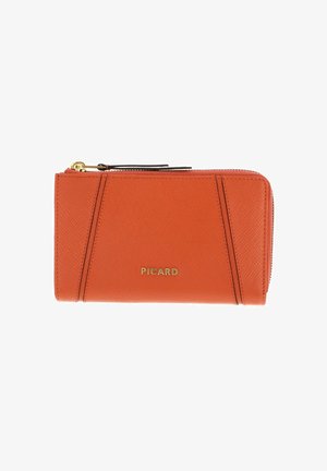 Portefeuille texturé orange avec ferrures dorées, équipé d'une fermeture éclair et d'accents de design triangulaires. Le nom de la marque "PICARD" est embossé en or.