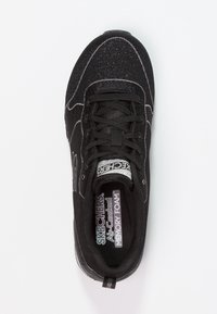 Czarne trampki Skechers z siateczkowej cholewce, teksturowanej powierzchni, odblaskowymi akcentami i wkładką "Air-Cooled Memory Foam". Okrąły czubek i sznurowana konstrukcja.