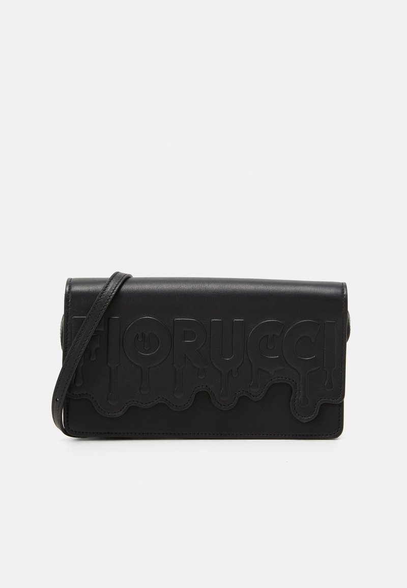 Schwarze Kunstleder-Clutch mit geprägtem "Fiorucci"-Logo, tropfendem Design am Boden und einem dünnen, verstellbaren Riemen. Glatte Textur.