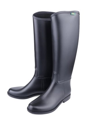 Een paar hoge, zwarte rubberen regenlaarzen met een gladde afwerking en platte hakken, rechtopstaand op een witte achtergrond.