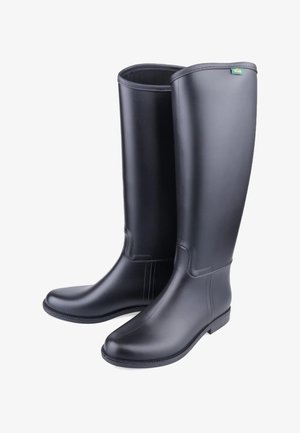Paire de bottes de pluie hautes en caoutchouc noir avec finition lisse et talons plats, debout sur un fond blanc.